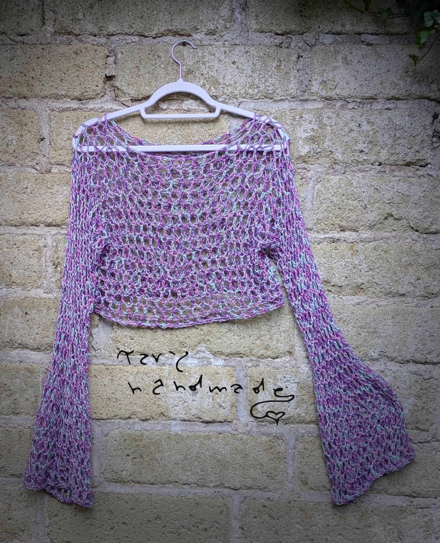 Etere Selvaggio – Crop Top Crochet a Rete con Maniche Ampie
