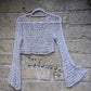 Etere Selvaggio – Crop Top Crochet a Rete con Maniche Ampie