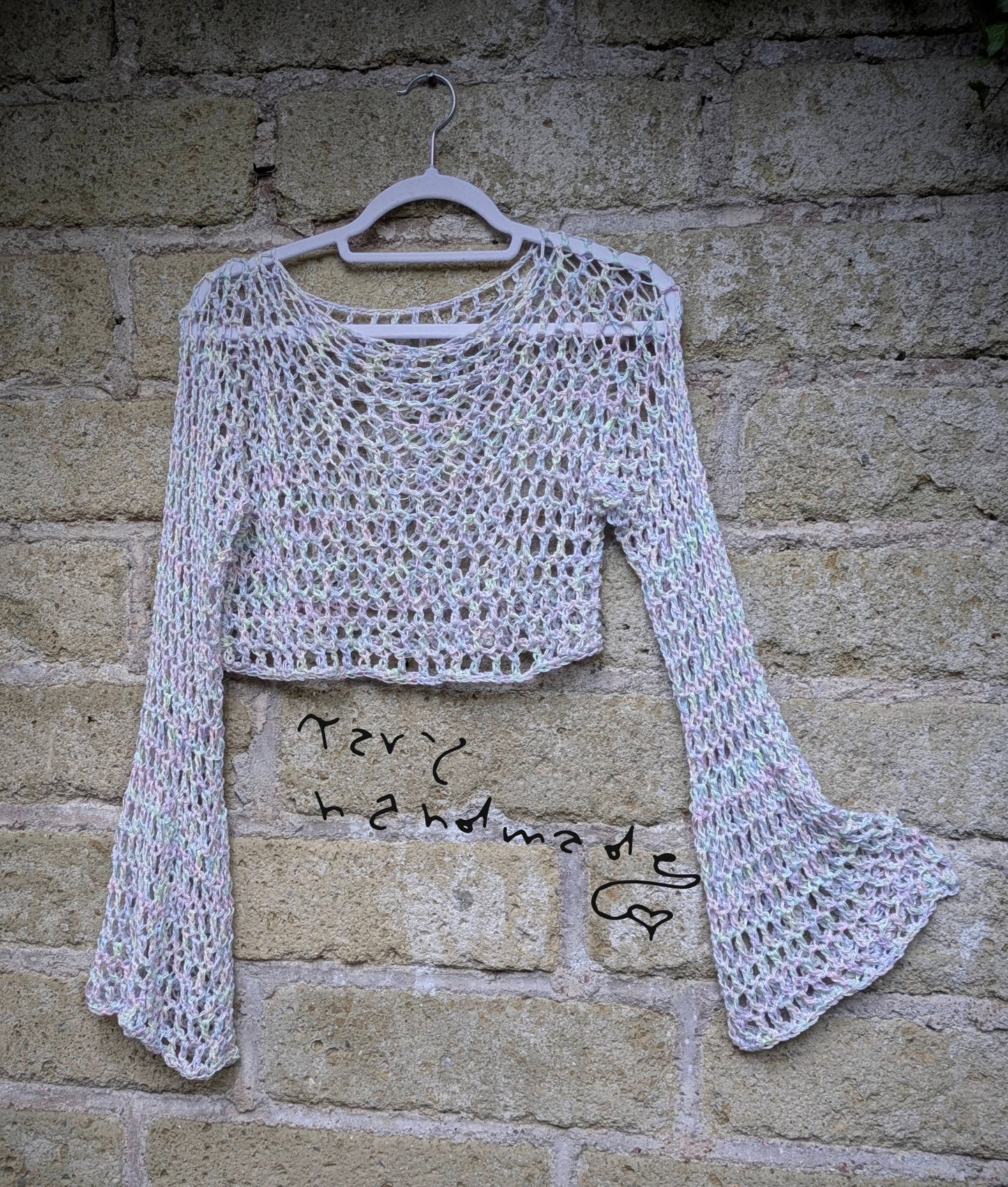 Etere Selvaggio – Crop Top Crochet a Rete con Maniche Ampie