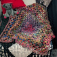 Intrecci di Caos – Plaid Quadrato in Lana Multicolore a Crochet, Motivo Granny Square