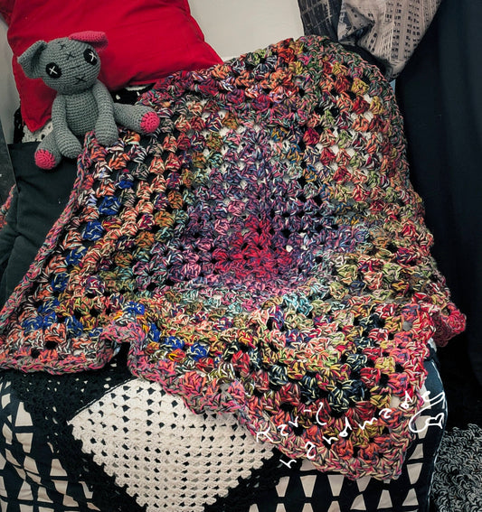 Intrecci di Caos – Plaid Quadrato in Lana Multicolore a Crochet, Motivo Granny Square