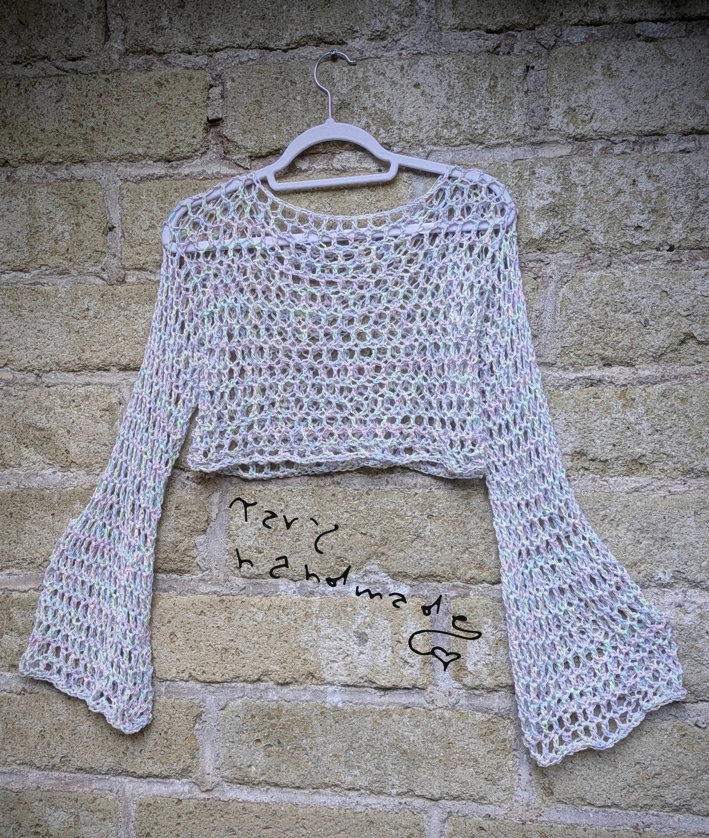 Etere Selvaggio – Crop Top Crochet a Rete con Maniche Ampie