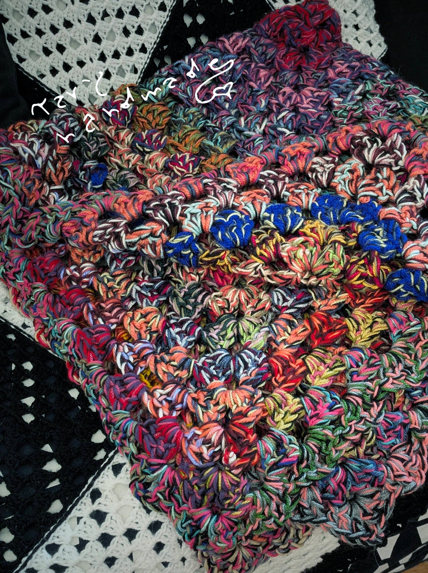 Intrecci di Caos – Plaid Quadrato in Lana Multicolore a Crochet, Motivo Granny Square