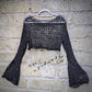 Etere Selvaggio – Crop Top Crochet a Rete con Maniche Ampie