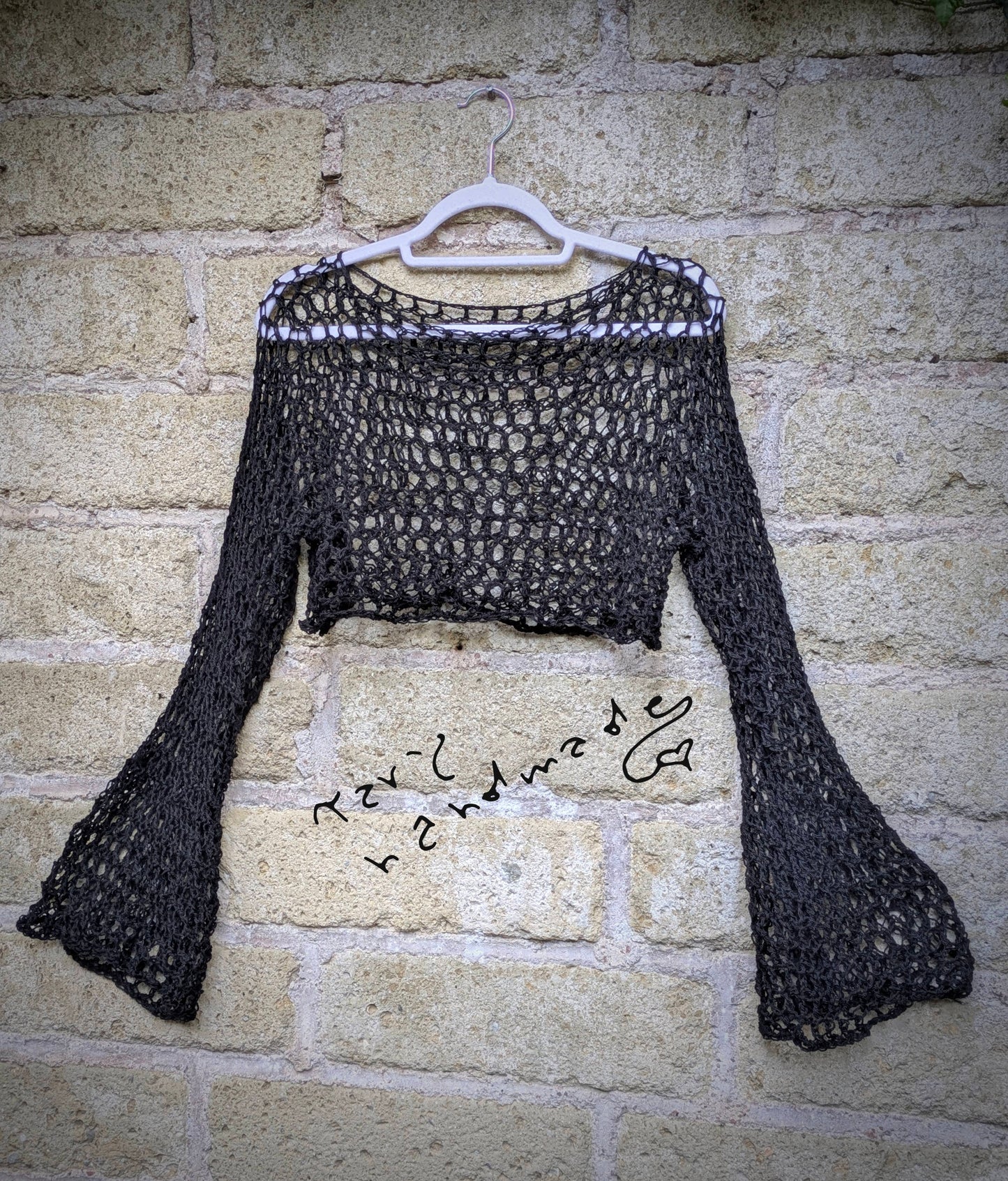 Etere Selvaggio – Crop Top Crochet a Rete con Maniche Ampie