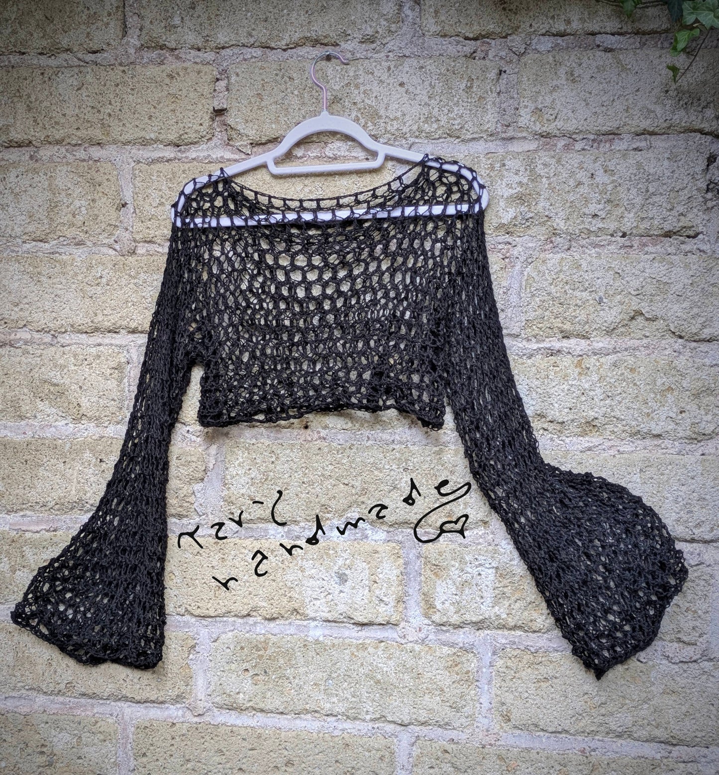 Etere Selvaggio – Crop Top Crochet a Rete con Maniche Ampie