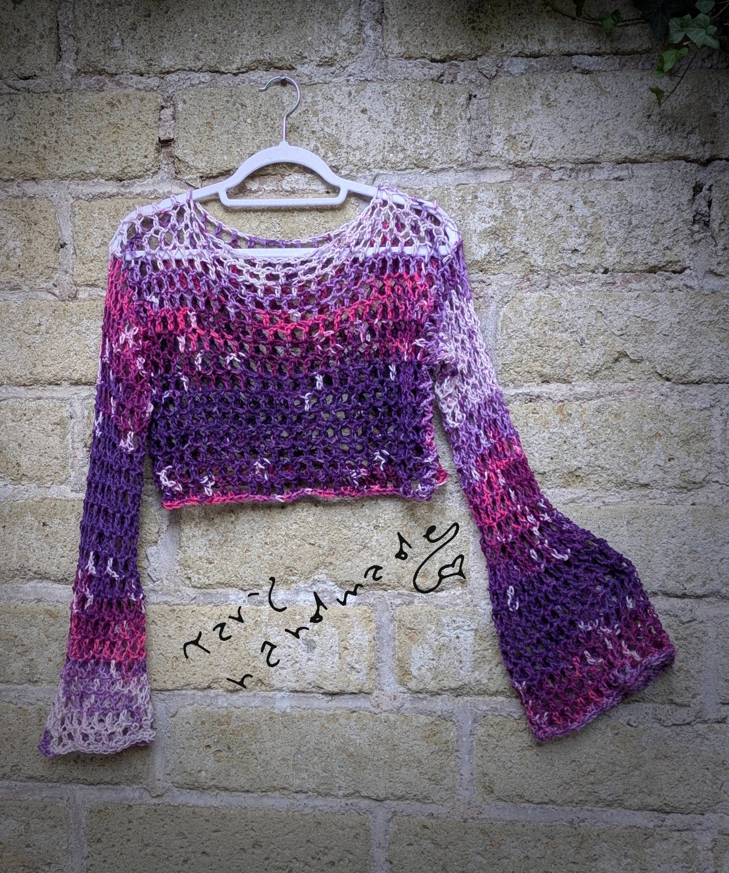 Etere Selvaggio – Crop Top Crochet a Rete con Maniche Ampie