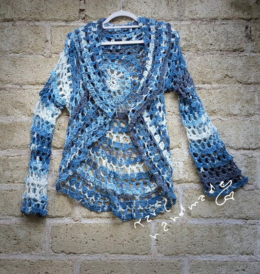 Onde d’Ombra – Cardigan Mandala a Crochet con Collo Sciallato