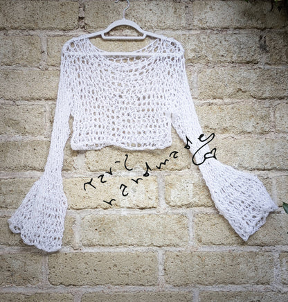 Etere Selvaggio – Crop Top Crochet a Rete con Maniche Ampie