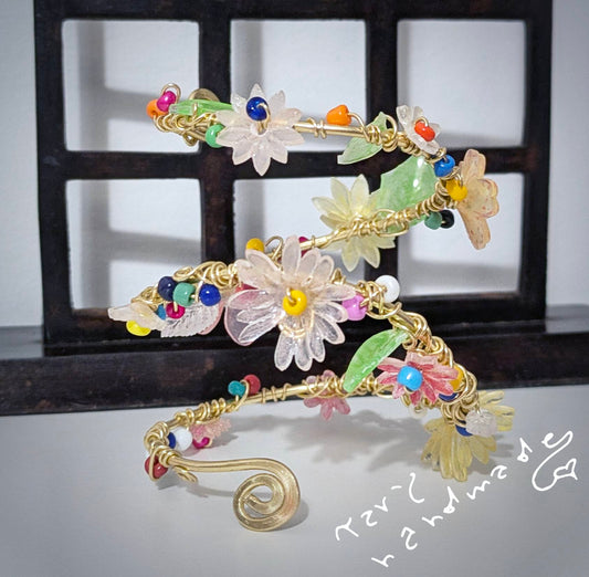 GirodiFiori — avvolgente bracciale con fiori e foglie in resina e perline di vetro